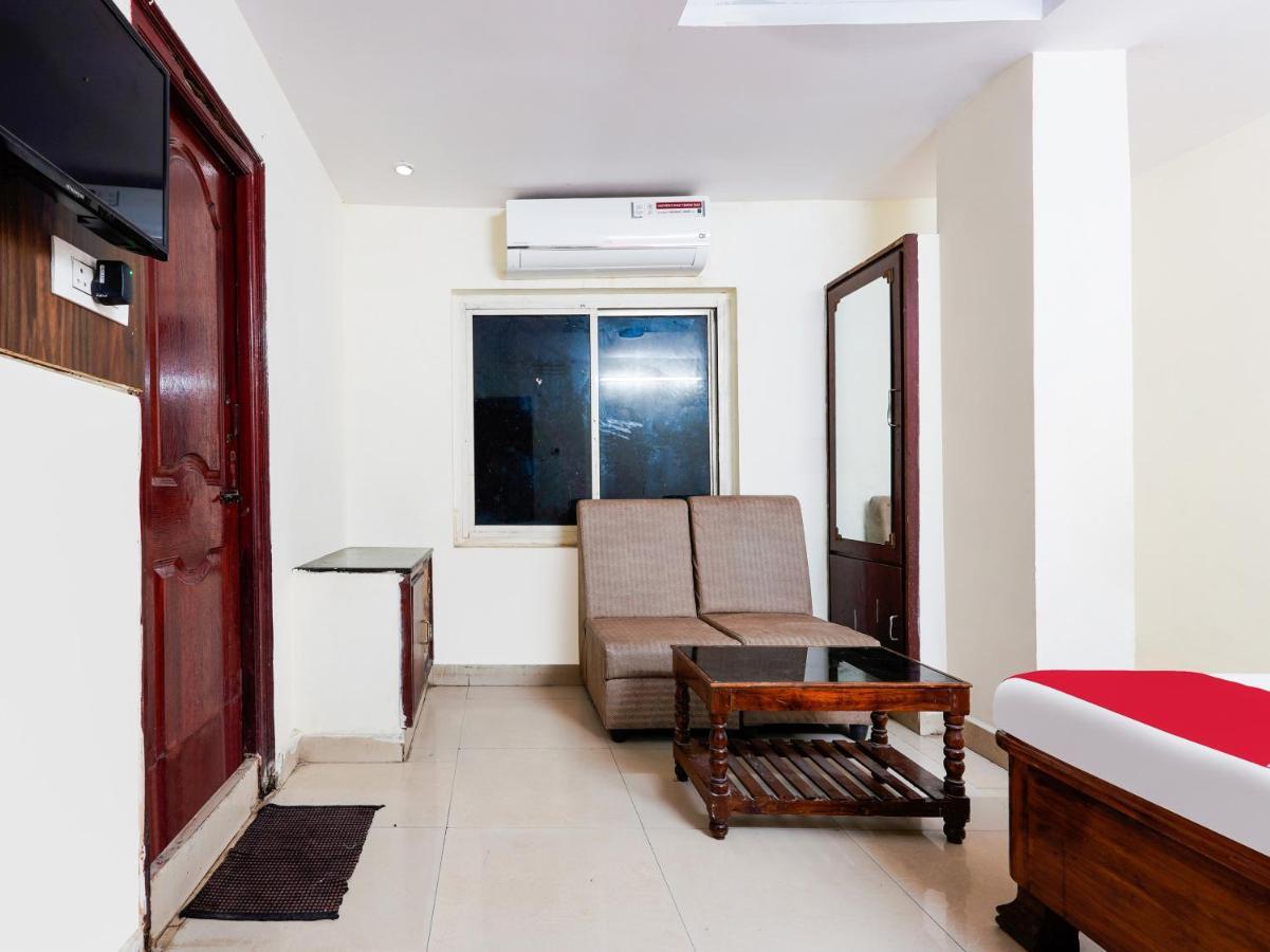 SPOT ON 82731 Hotel Supriya Vijayawāda Exterior foto