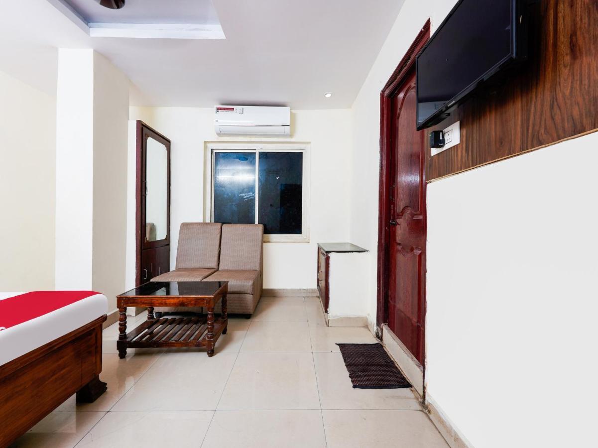 SPOT ON 82731 Hotel Supriya Vijayawāda Exterior foto
