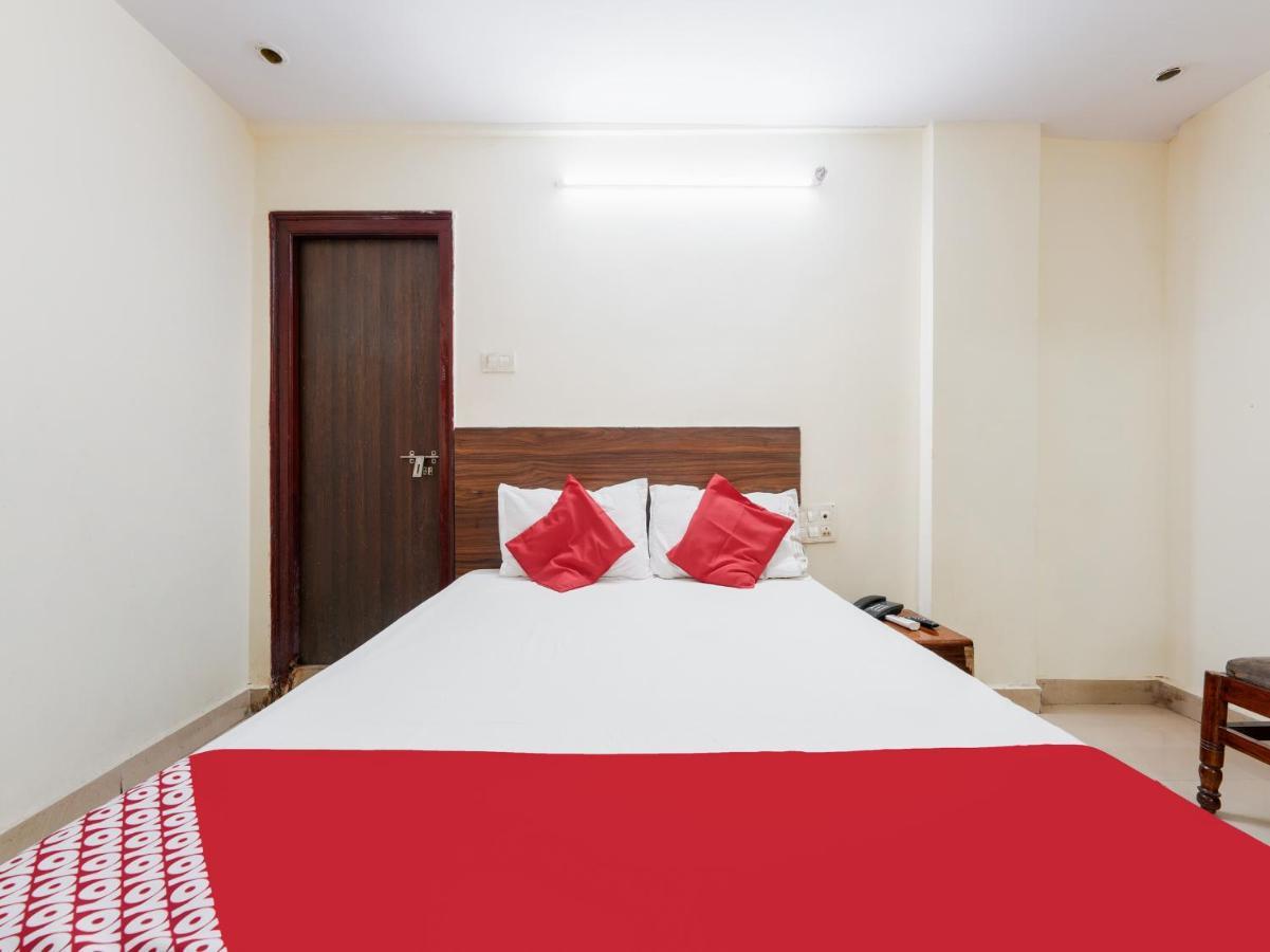 SPOT ON 82731 Hotel Supriya Vijayawāda Exterior foto